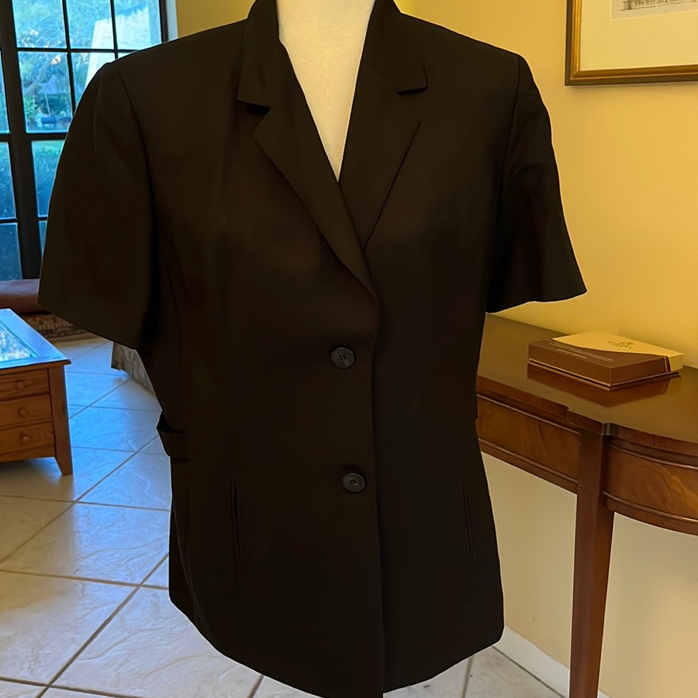 Jasper two piece short sleeve black linen  pant suit size 12.